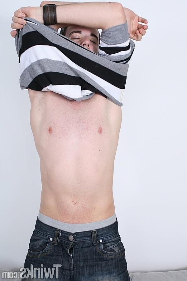 20P Lusty eyed gay Chrissy Cunningham expõe seu corpo e pau em um solo