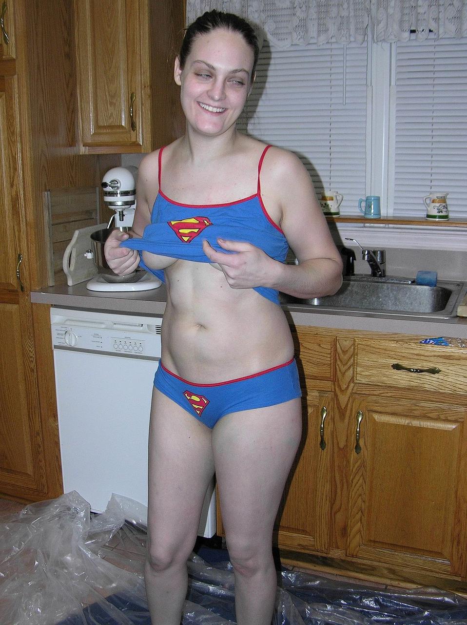 20P Danni, une amatrice coquine, vous taquine avec ses gros seins dans un solo coquin de foodplay.