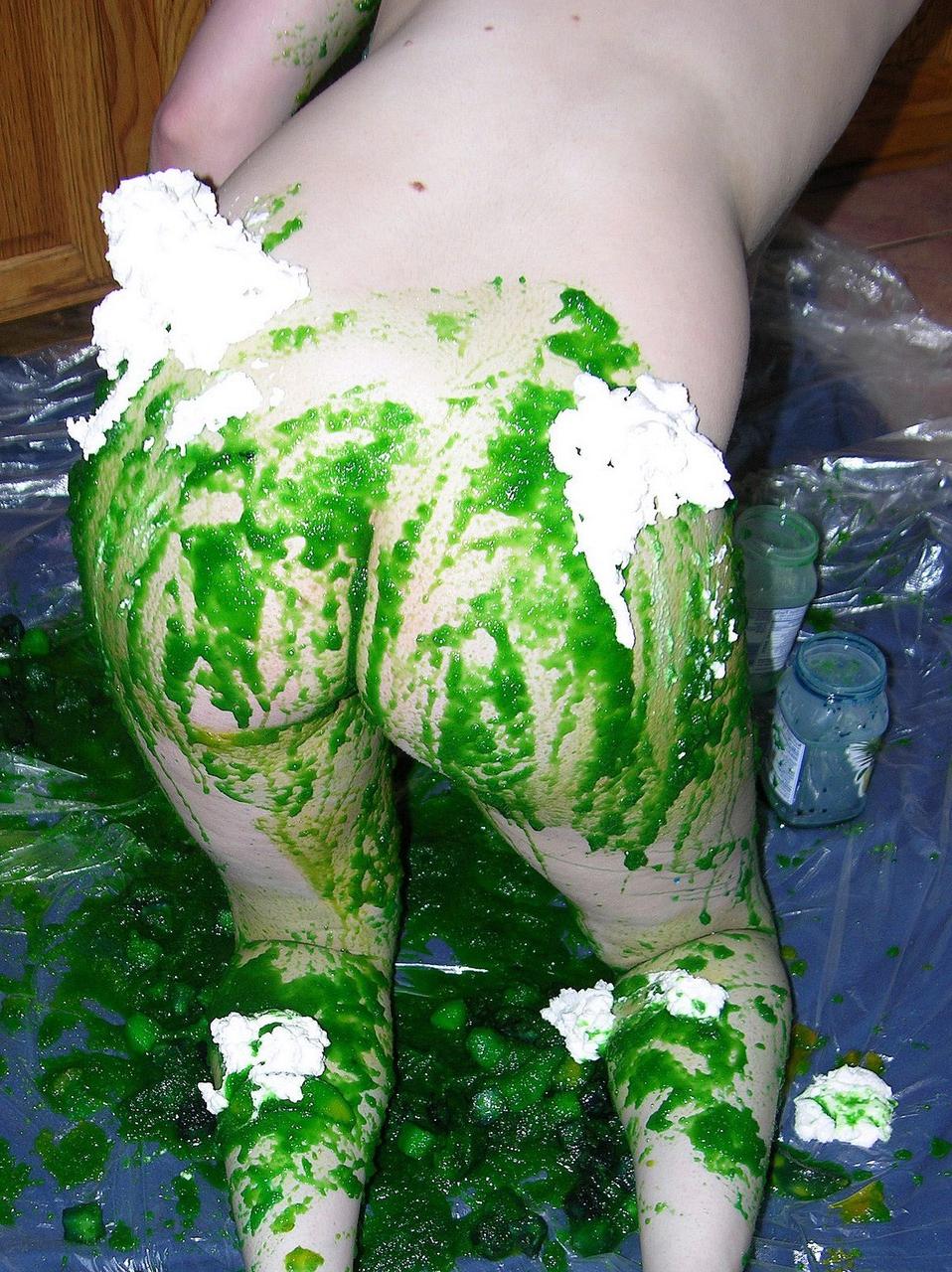 20P Danni, une amatrice coquine, vous taquine avec ses gros seins dans un solo coquin de foodplay.
