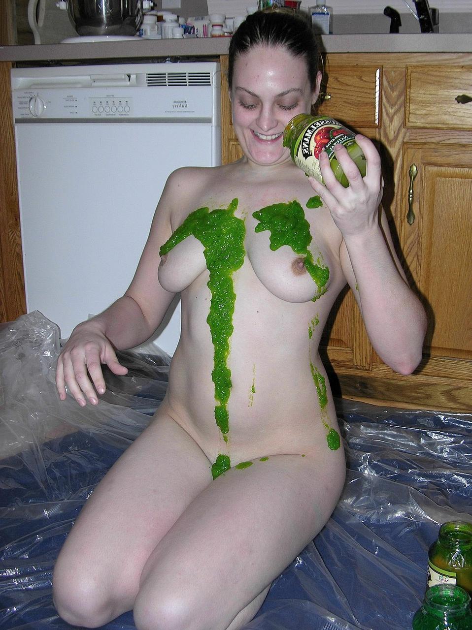 20P Danni, une amatrice coquine, vous taquine avec ses gros seins dans un solo coquin de foodplay.