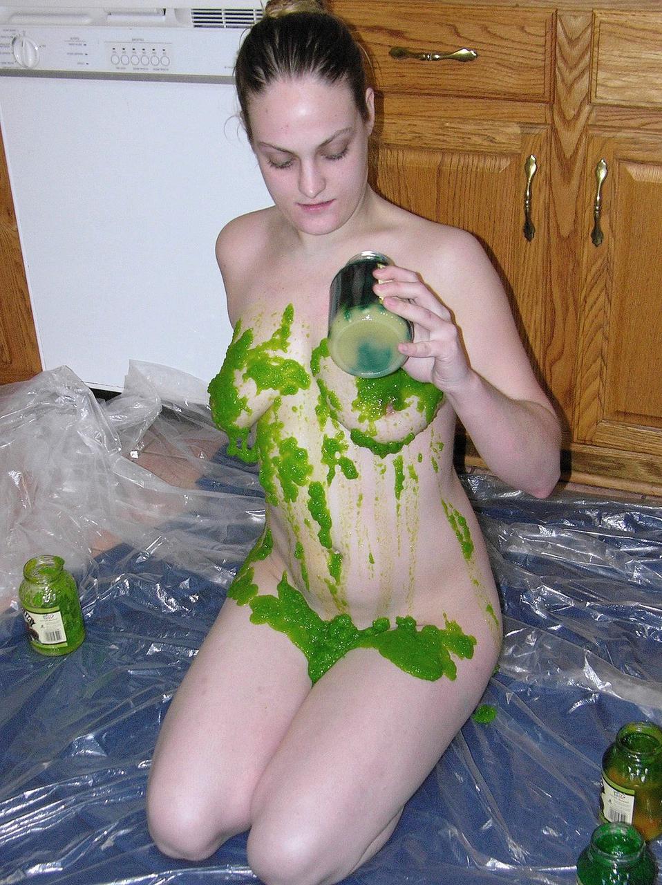 20P Danni, une amatrice coquine, vous taquine avec ses gros seins dans un solo coquin de foodplay.