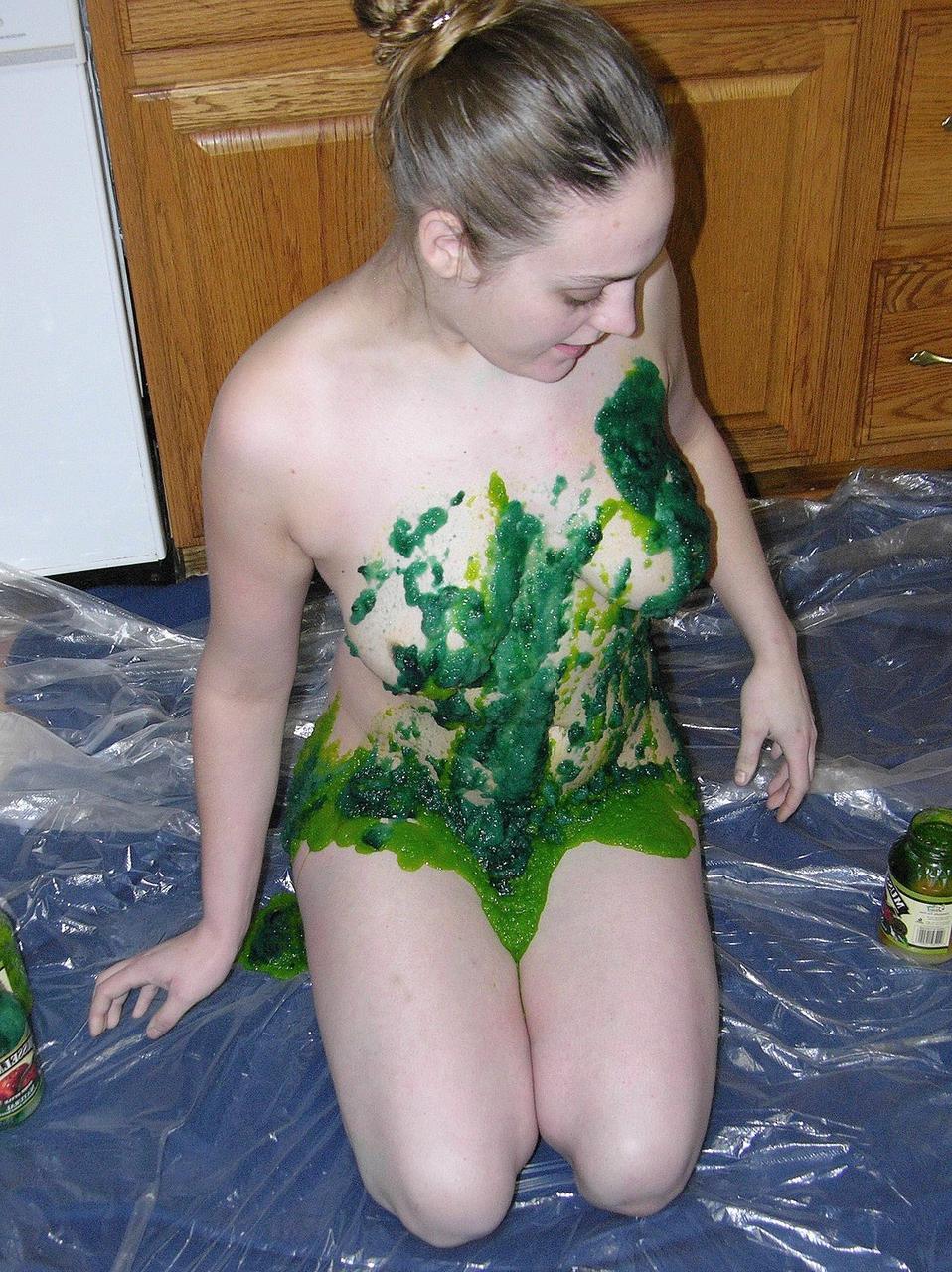 20P Danni, une amatrice coquine, vous taquine avec ses gros seins dans un solo coquin de foodplay.