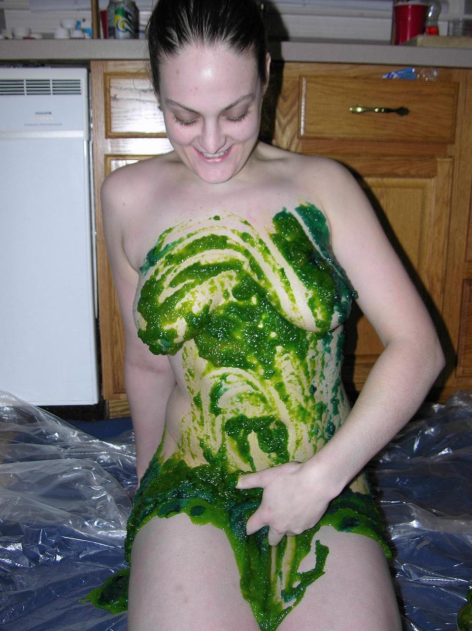 20P Danni, une amatrice coquine, vous taquine avec ses gros seins dans un solo coquin de foodplay.