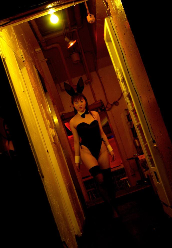 16P Le japonais Playboy Bunny Aki se masturbe avant de participer à une baise hard