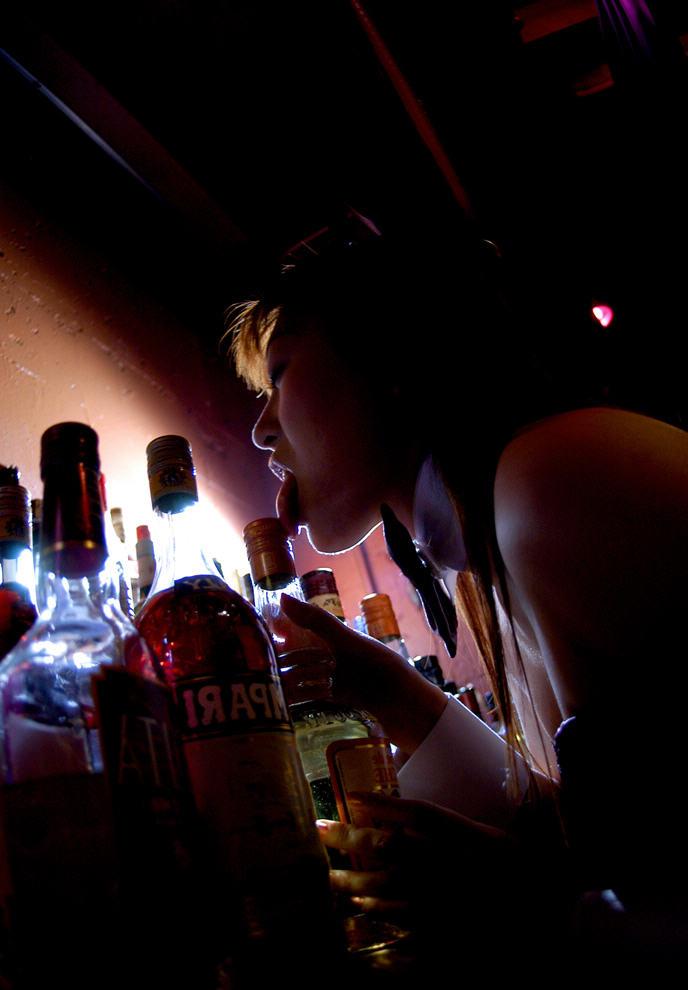 16P Le japonais Playboy Bunny Aki se masturbe avant de participer à une baise hard