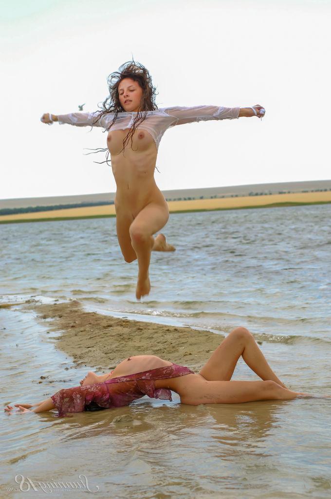 16P Las lesbianas jóvenes Sophronia Q y Aglaia X se divierten en aguas poco profundas