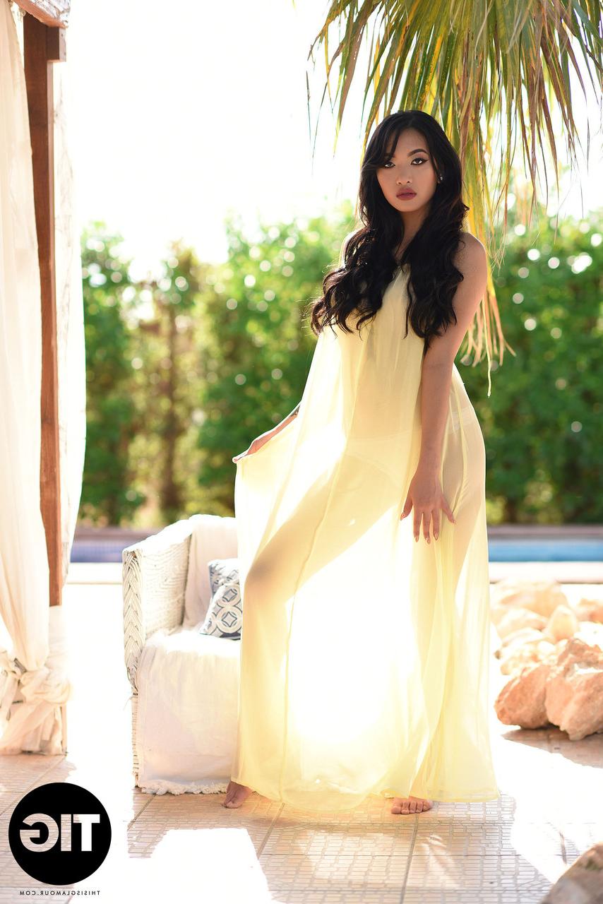20P A modelo magra Reina tira o vestido transparente e posa nua à beira da piscina