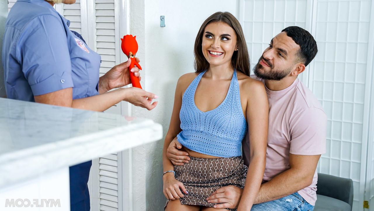 20P A entregadora Mellanie Monroe e a gata Selina Bentz compartilham um pau e um brinquedo