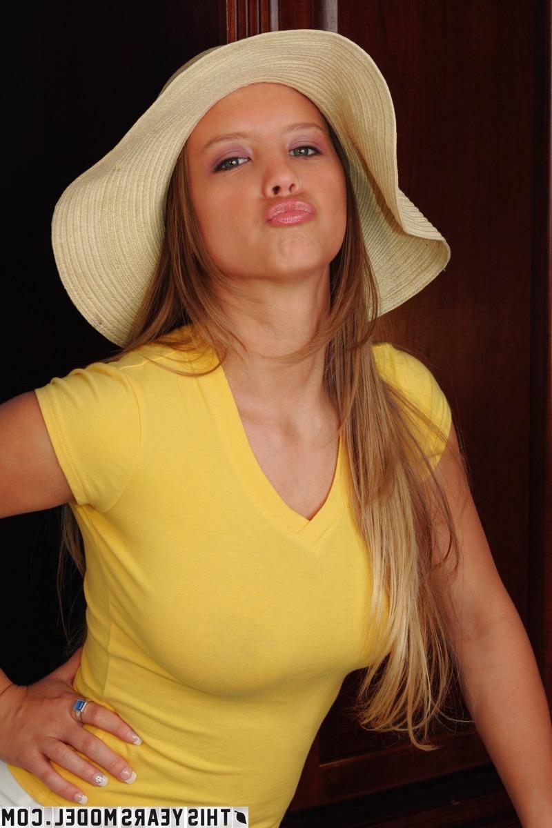10P La superbe fille Dawson Miller se déshabille en portant un chapeau de soleil souple.