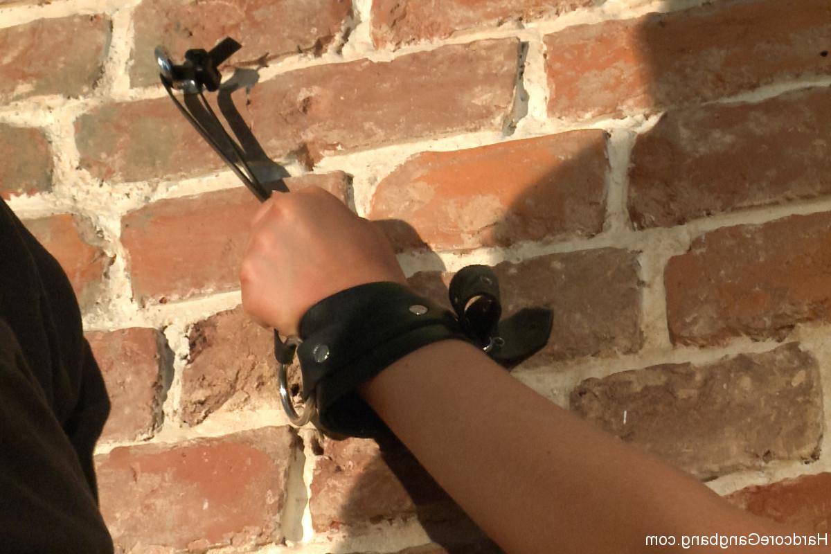 20P Die russische Sklavin Milana Fox wird bei einem BDSM-Gangbang brutal gefickt