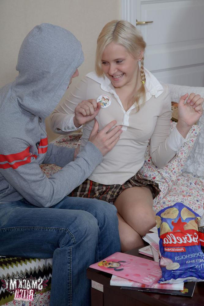 15P Junge Blondine hat Arsch-zu-Mund-Sex mit ihrem Freund