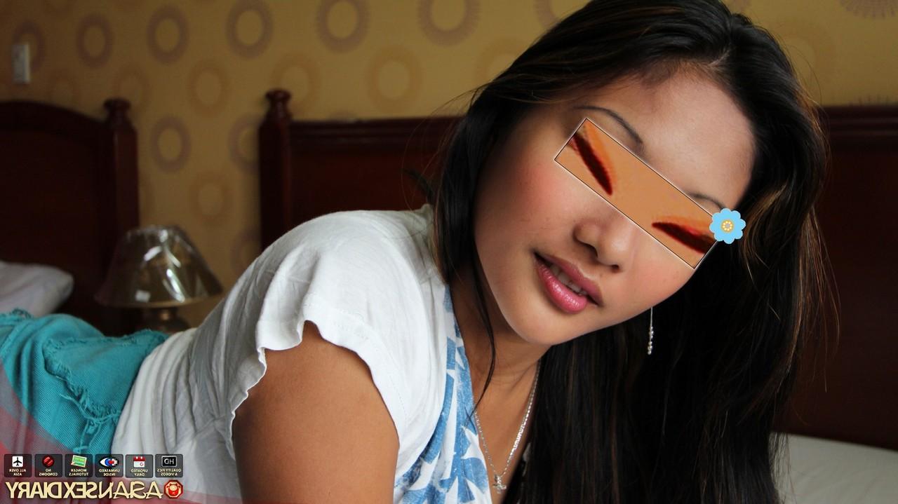 15P L'amatrice asiatique Ella se fait baiser sur un lit en mode POV tout en portant des bas.