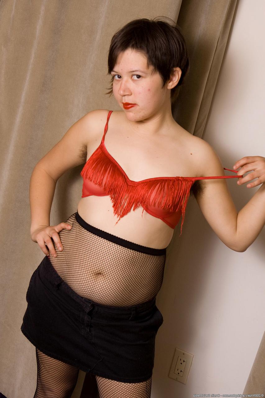 20P Das sexy Babe Carly zeigt nach einem heißen Striptease ihre haarige Muschi aus nächster Nähe