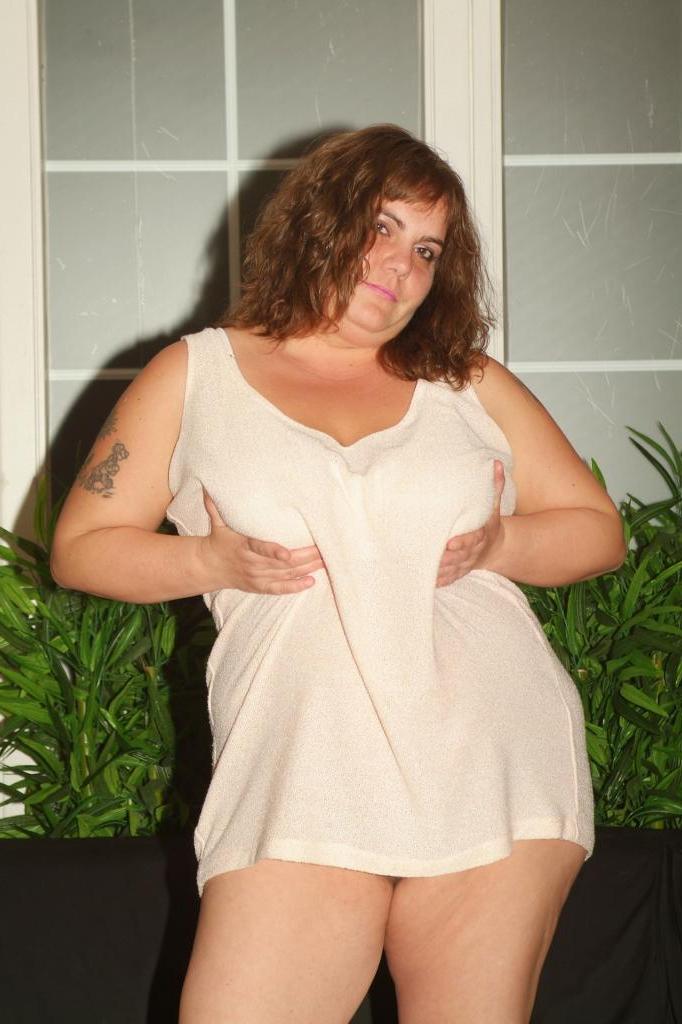 18P Mujer gorda recibe una corrida en sus grandes tetas después del sexo en la cocina
