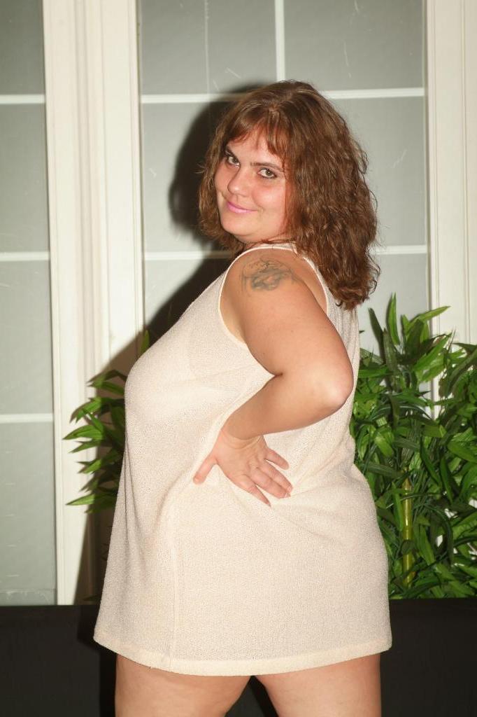 18P Mujer gorda recibe una corrida en sus grandes tetas después del sexo en la cocina