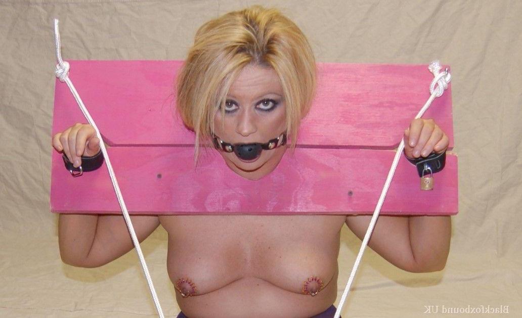 15P Кавказская женщина щеголяет кляпом, находясь топлесс в розовых чулках