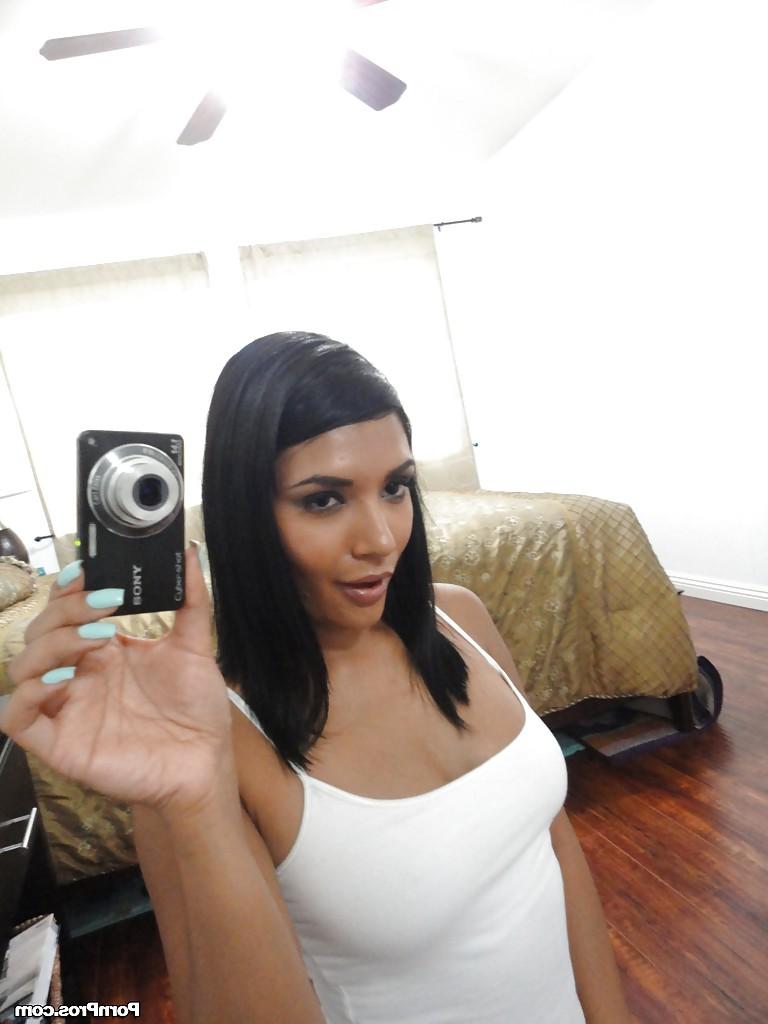 16P Glamour brunette Shazia Sahari makes a self shot of awesome body and big ass