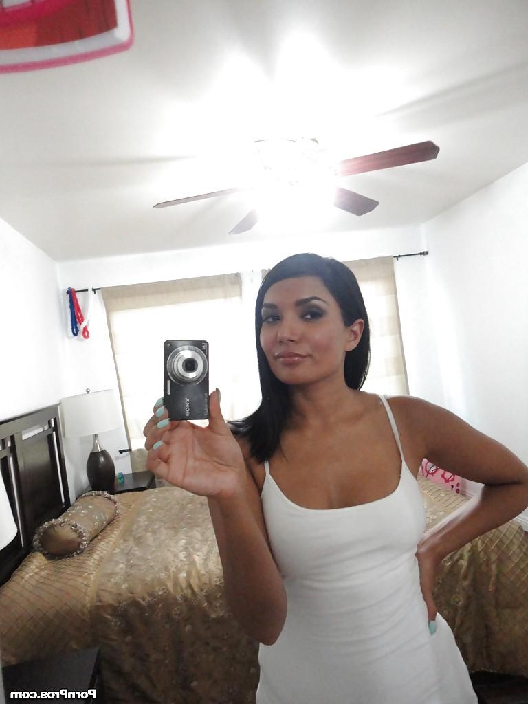 16P Glamour brunette Shazia Sahari makes a self shot of awesome body and big ass