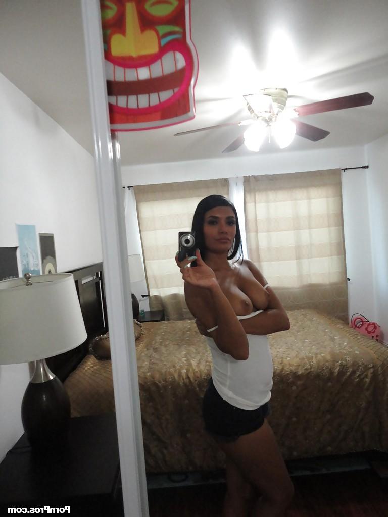 16P Glamour brunette Shazia Sahari makes a self shot of awesome body and big ass