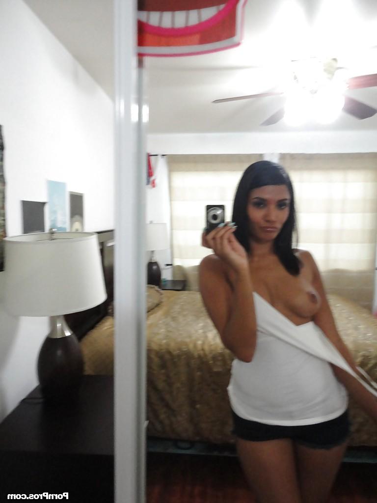 16P Glamour brunette Shazia Sahari makes a self shot of awesome body and big ass