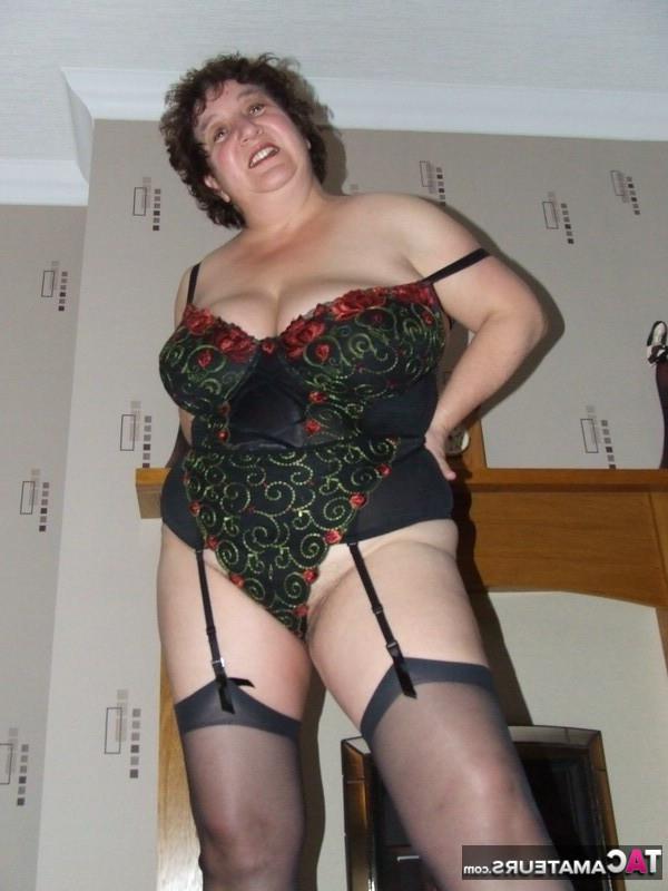 20P A grossa senhora do Reino Unido, Kinky Carol, mostra sua bunda grande em uma tanga e meia-calça