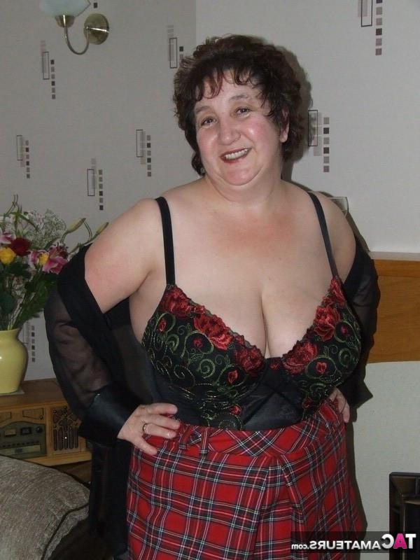20P A grossa senhora do Reino Unido, Kinky Carol, mostra sua bunda grande em uma tanga e meia-calça