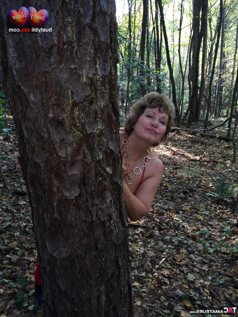 16P A senhora mais velha Busty Bliss fica completamente nua enquanto está em uma floresta