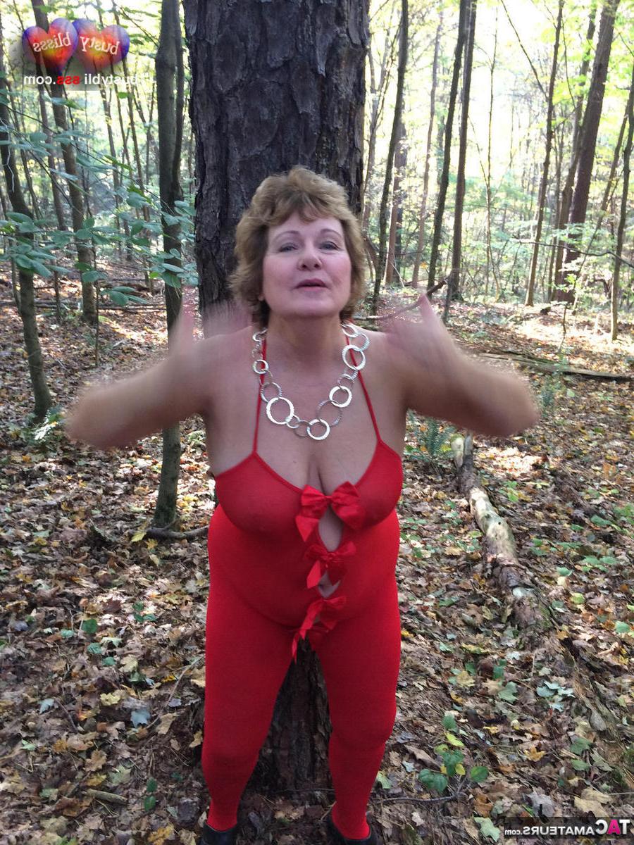 16P A senhora mais velha Busty Bliss fica completamente nua enquanto está em uma floresta