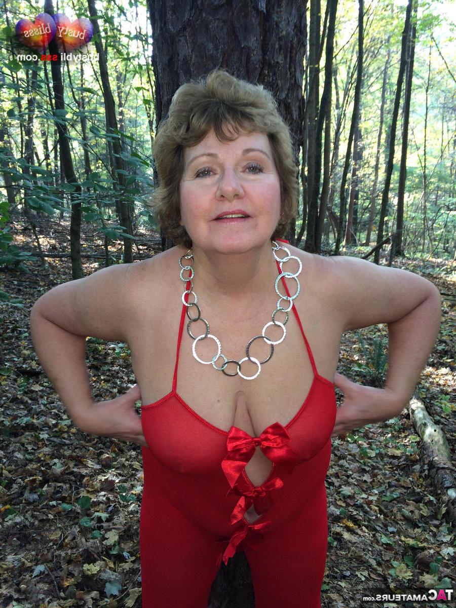16P A senhora mais velha Busty Bliss fica completamente nua enquanto está em uma floresta