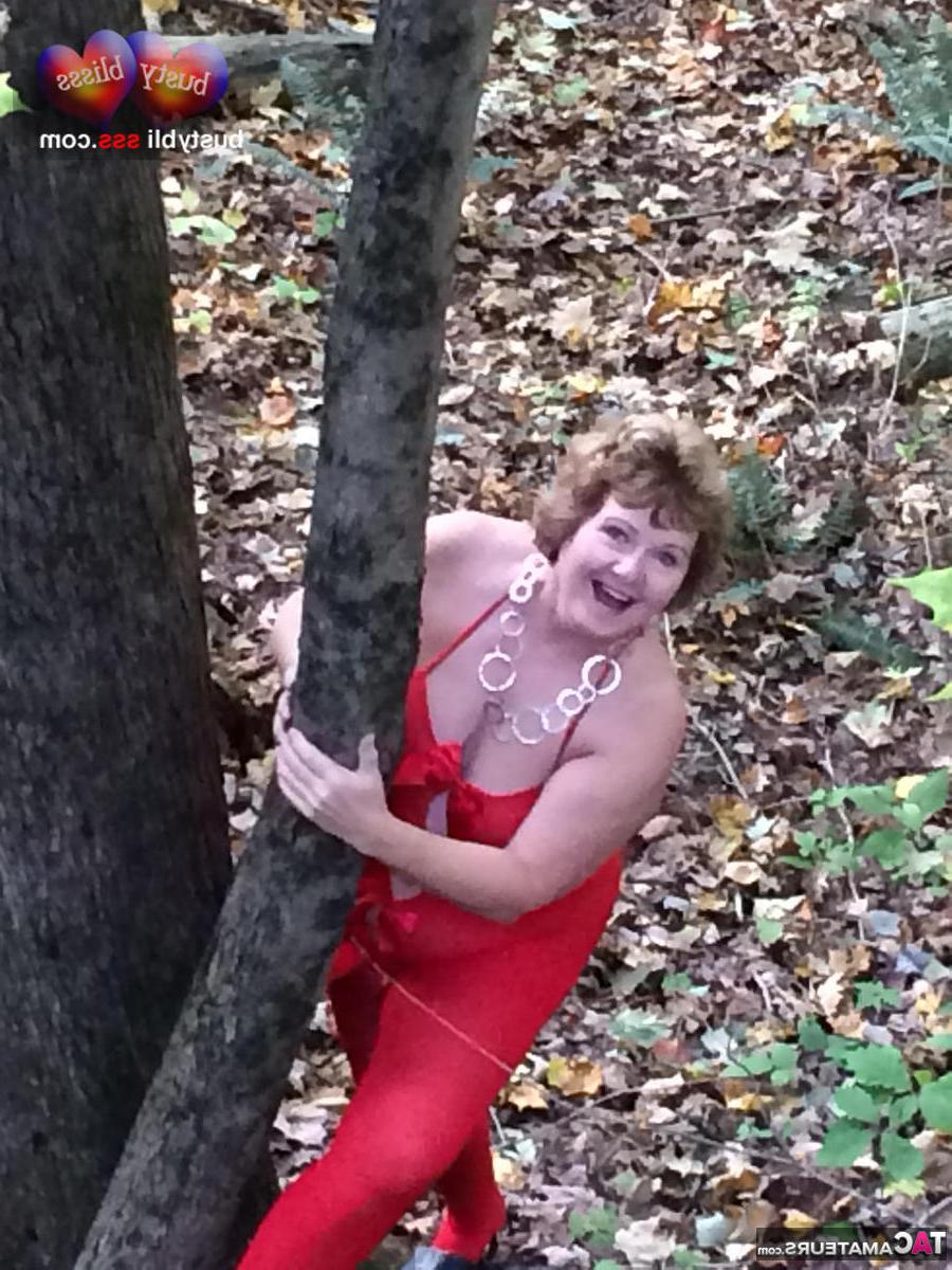 16P A senhora mais velha Busty Bliss fica completamente nua enquanto está em uma floresta