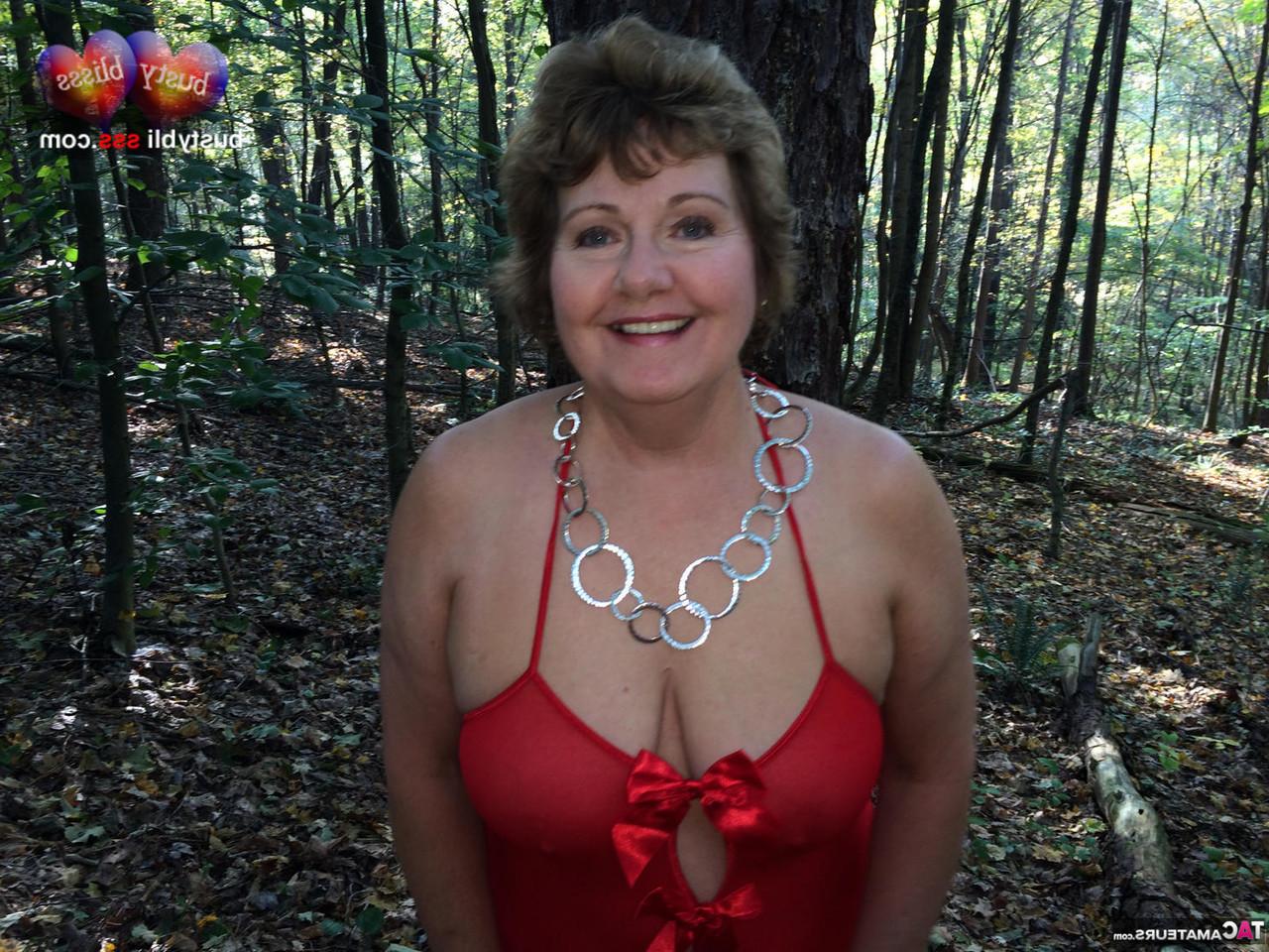 16P A senhora mais velha Busty Bliss fica completamente nua enquanto está em uma floresta