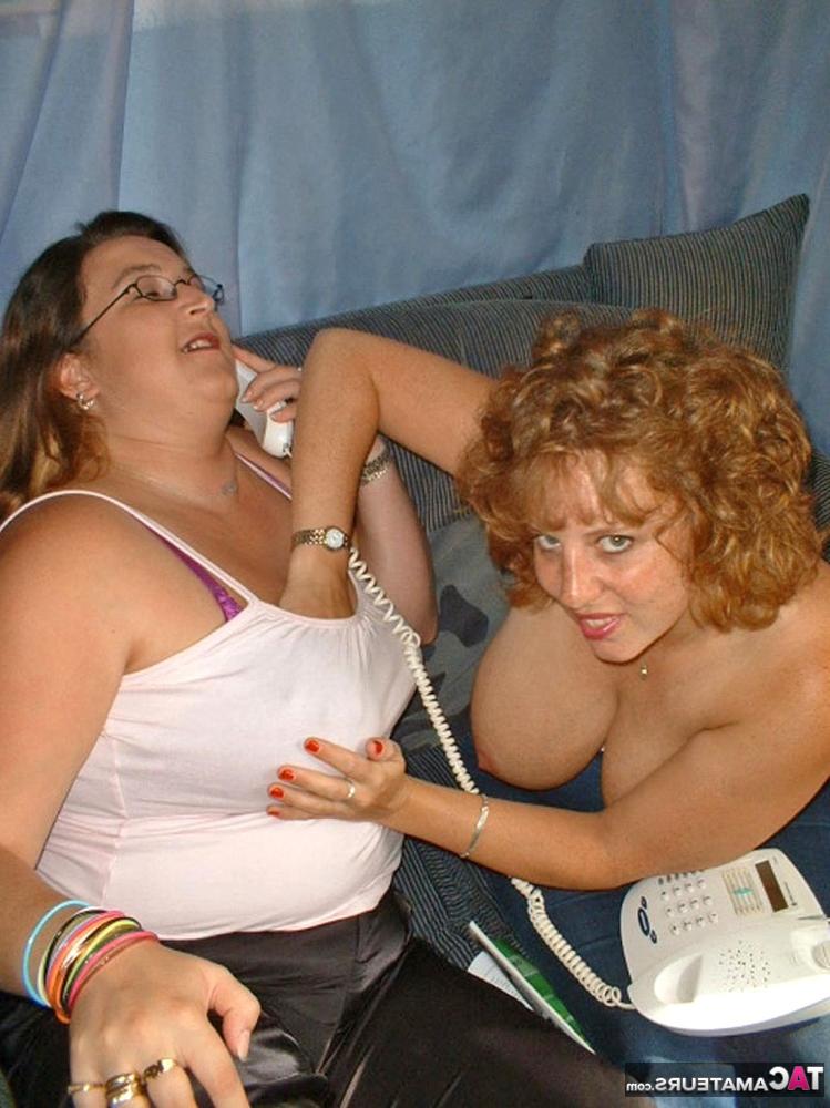 20P Die rundliche britische Rothaarige Curvy Claire und ihre BBW-Freundin spielen miteinander
