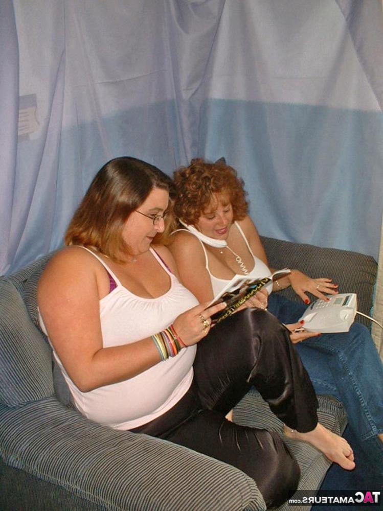20P Die rundliche britische Rothaarige Curvy Claire und ihre BBW-Freundin spielen miteinander