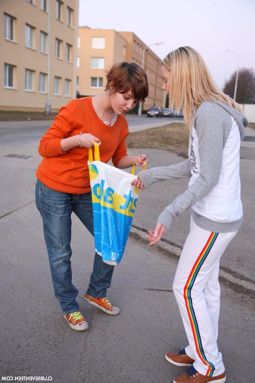 20P Молодые лесбиянки Sandra Z и Lucie K демонстрируют свои сиськи и бритую пизду