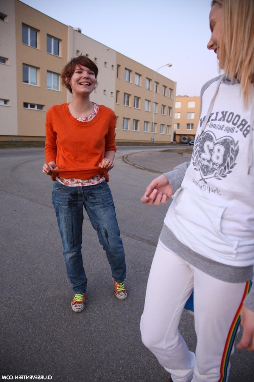 20P Молодые лесбиянки Sandra Z и Lucie K демонстрируют свои сиськи и бритую пизду