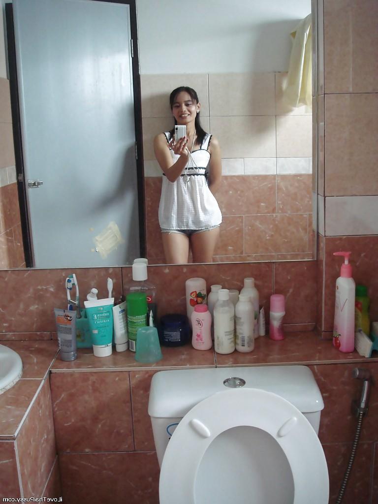 16P Pequeña tailandesa cuenta sus propias fotos antes de desnudarse en el baño