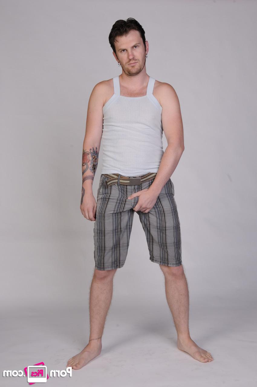 13P Luke Cross, mec gay encré, expose son gros cul chaud et sa bite savoureuse