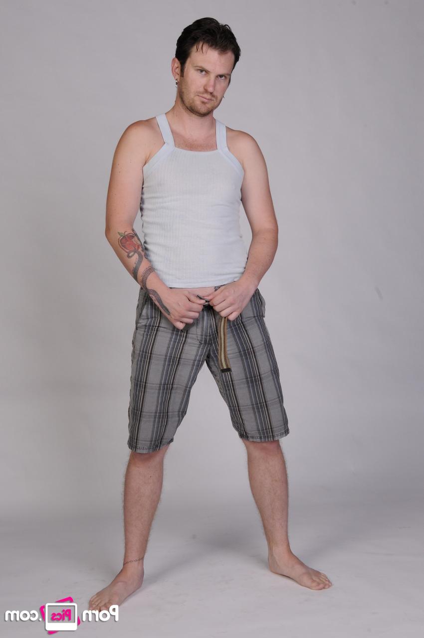 13P Luke Cross, mec gay encré, expose son gros cul chaud et sa bite savoureuse
