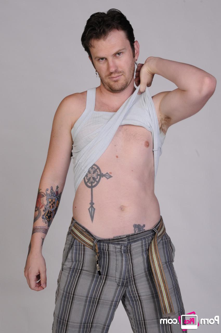 13P Luke Cross, mec gay encré, expose son gros cul chaud et sa bite savoureuse