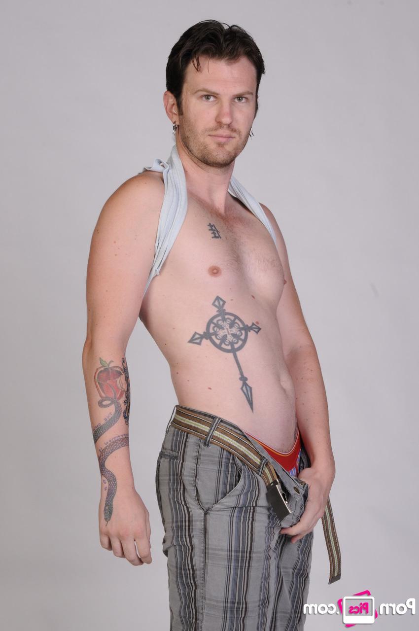 13P Luke Cross, mec gay encré, expose son gros cul chaud et sa bite savoureuse