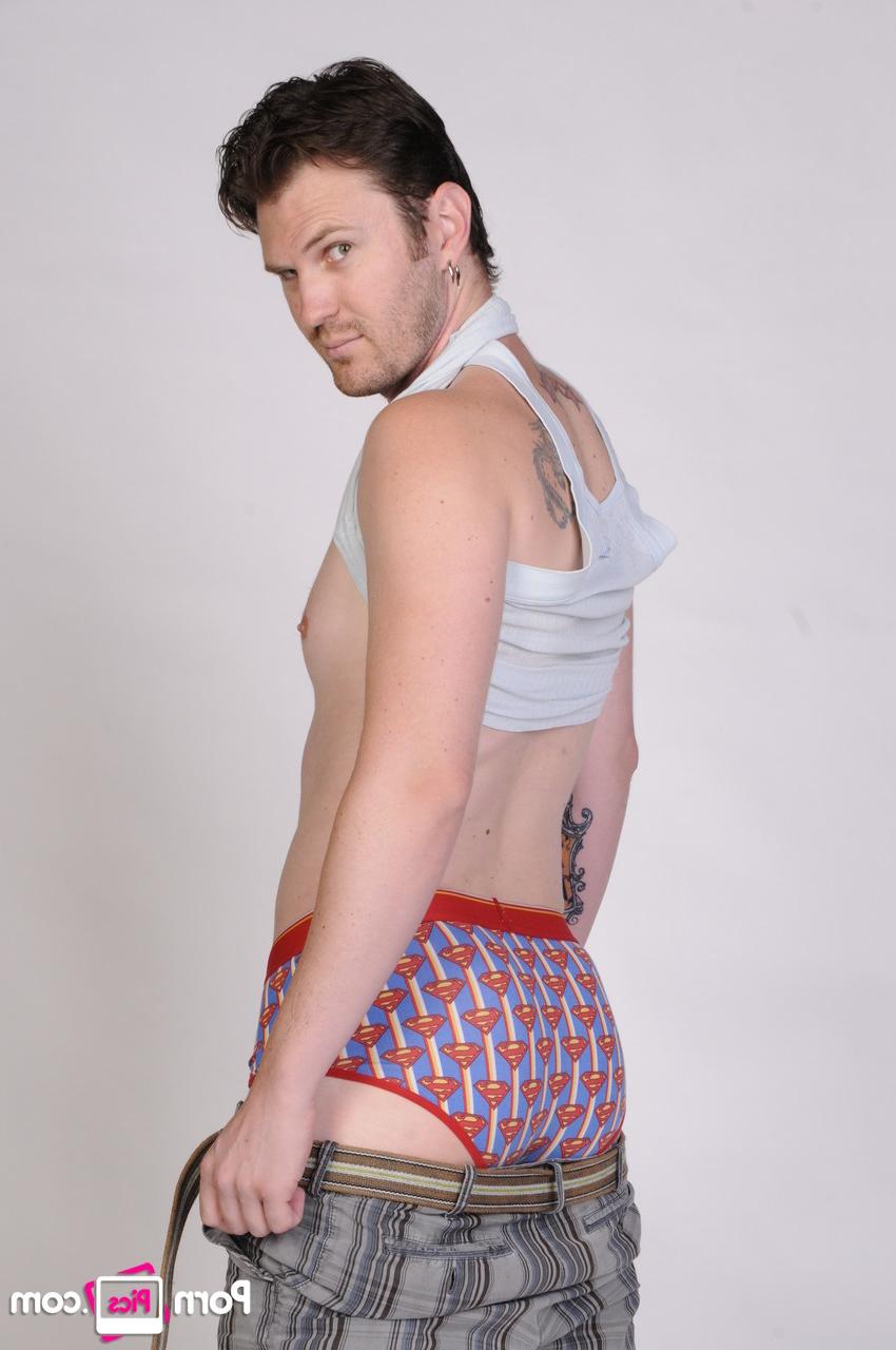 13P Luke Cross, mec gay encré, expose son gros cul chaud et sa bite savoureuse