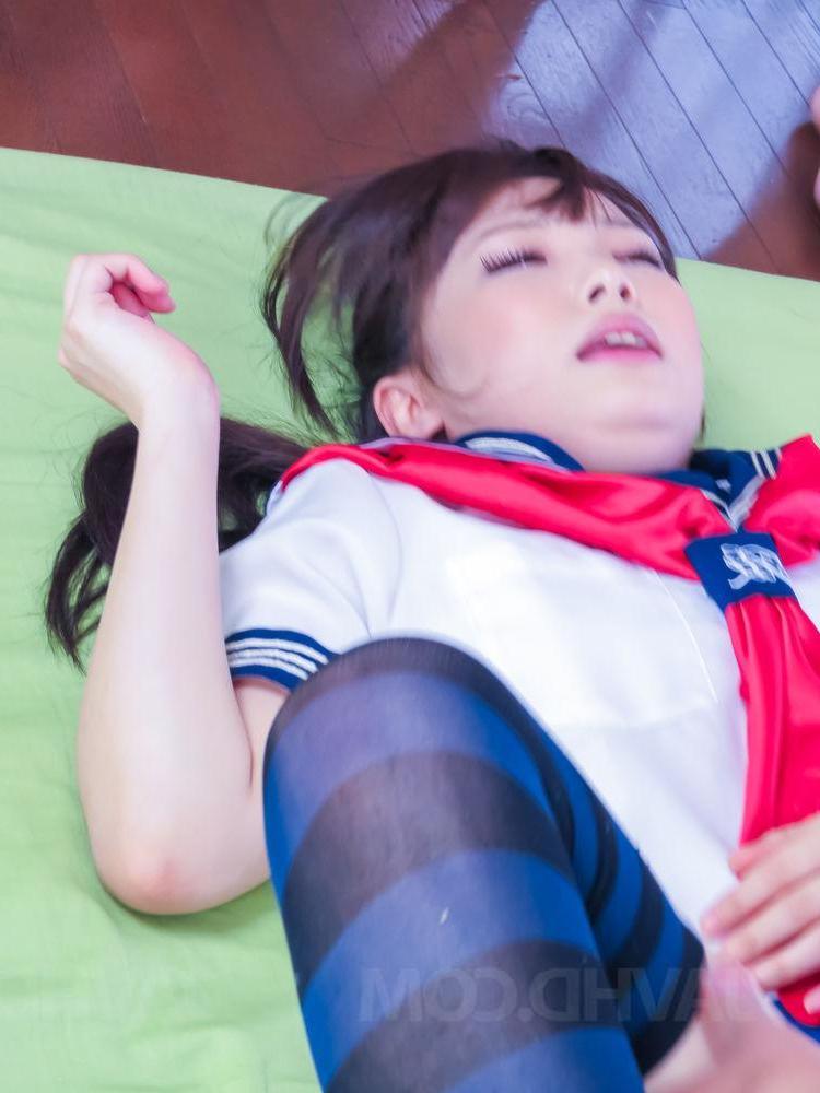 16P A estudante japonesa Yuri Sakurai faz sexo enquanto usa meias listradas