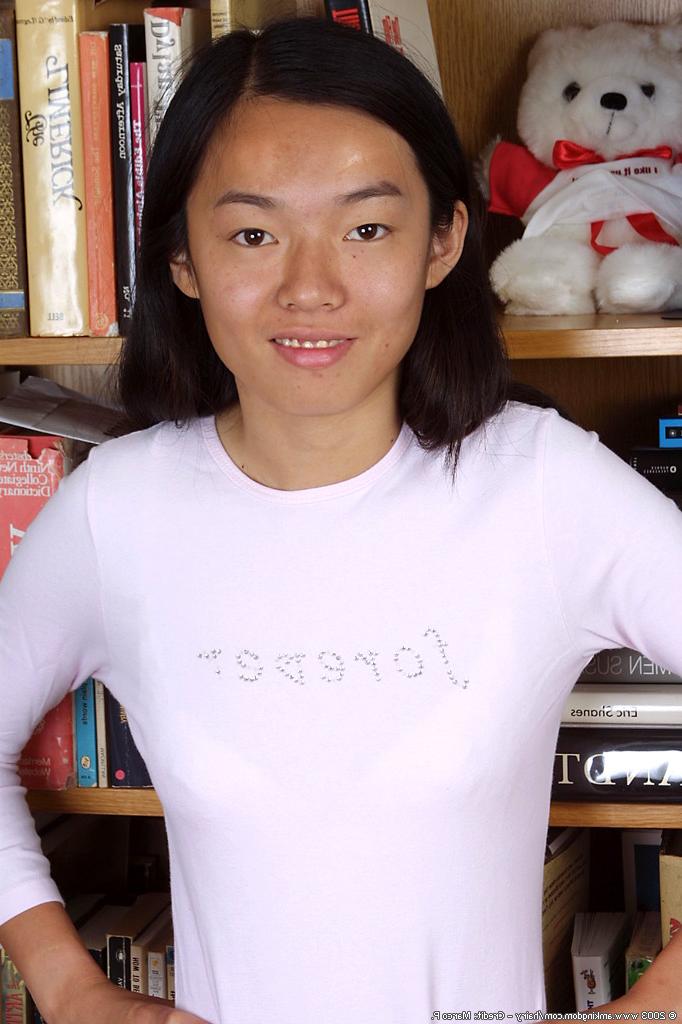 16P Petite Asian chick Tiffany usando brinquedo sexual para se masturbar buceta peluda