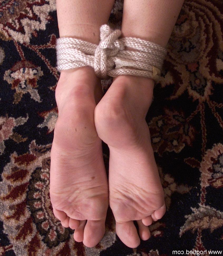 20P Ashley, petite fille, se fait ligoter pour une fessée BDSM et une flagellation du cul.