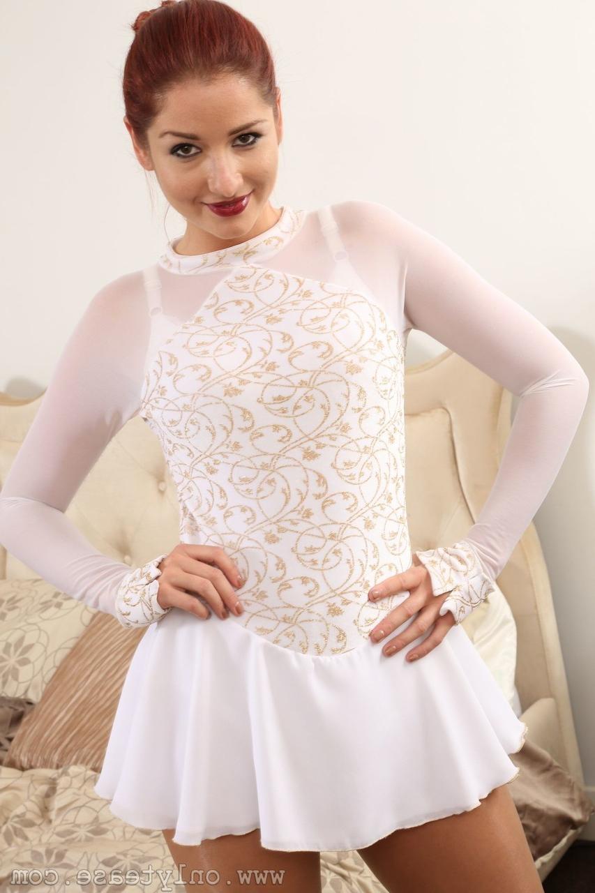 20P 魅惑的な熟女ルーシー・ケントが服を脱いでパンスト姿の巨尻を見せる