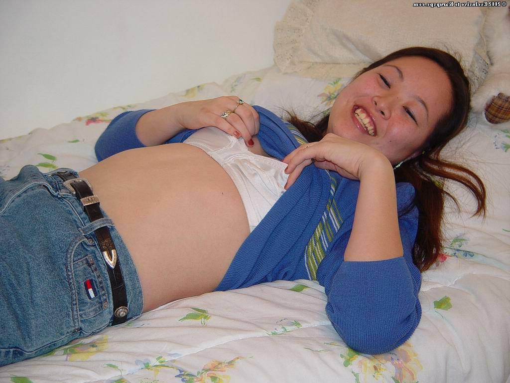 16P Amateur Asian model with pretty face China is demonstrating herself