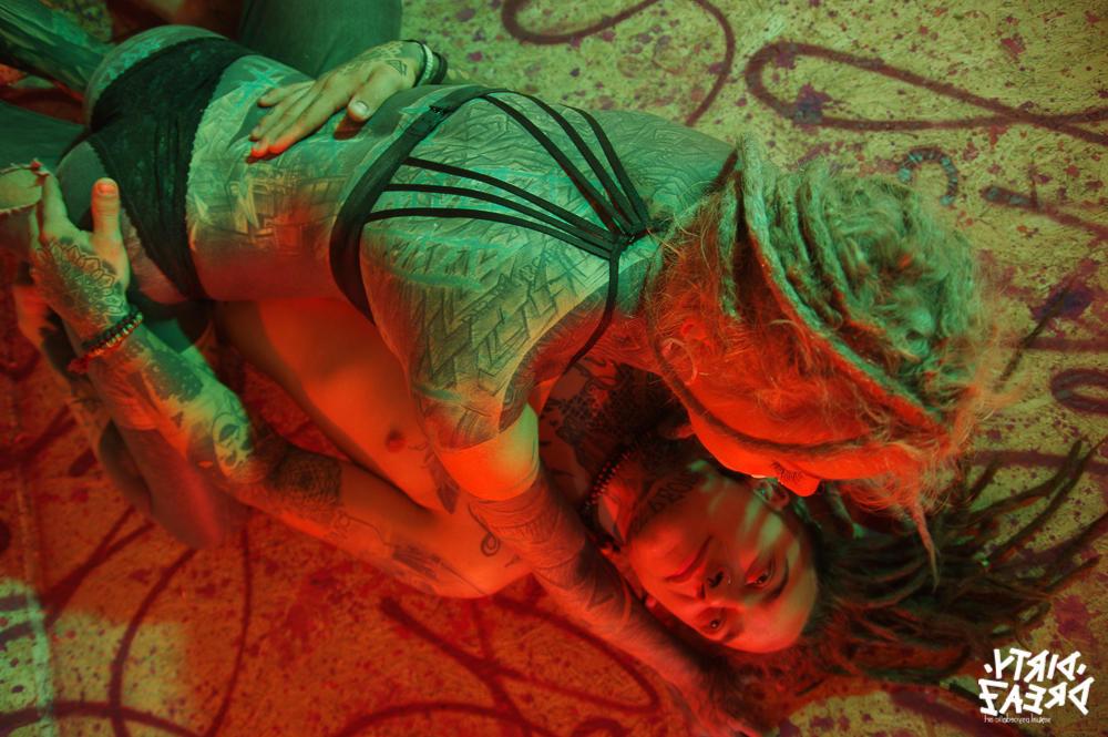 10P Casal alternativo tem relações sexuais durante brincadeira de escravidão por corda