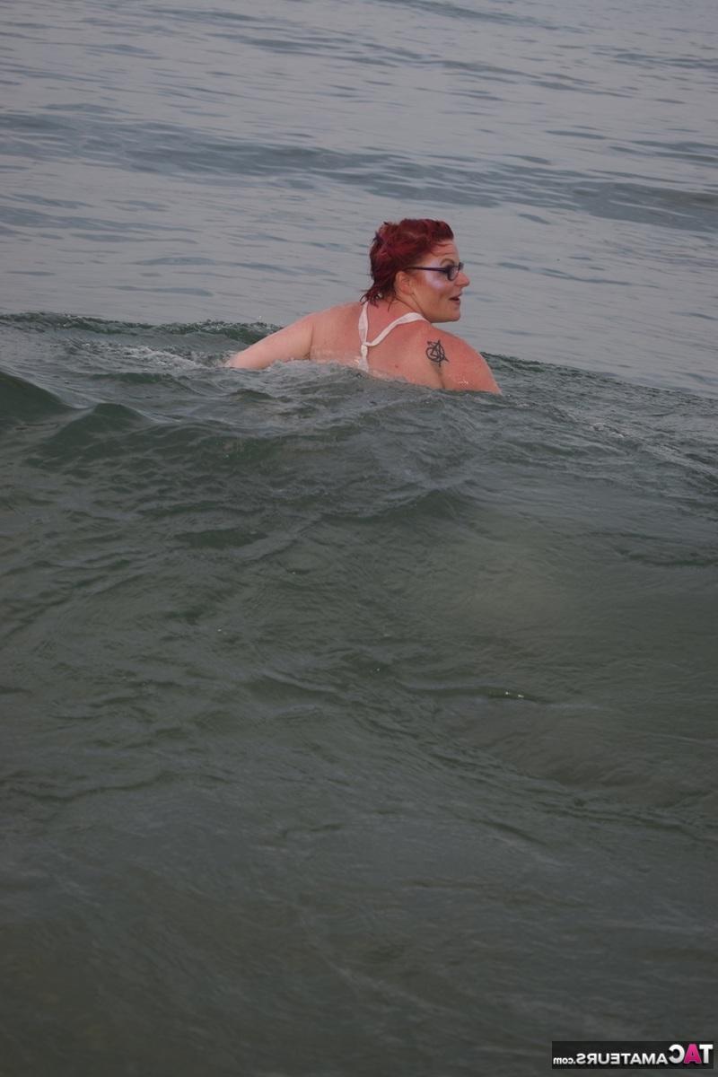 16P Pelirroja tatuada posa desnuda en la playa antes de masturbarse en el asiento del baño