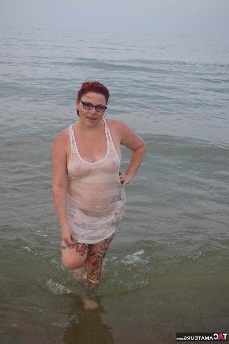 16P Pelirroja tatuada posa desnuda en la playa antes de masturbarse en el asiento del baño