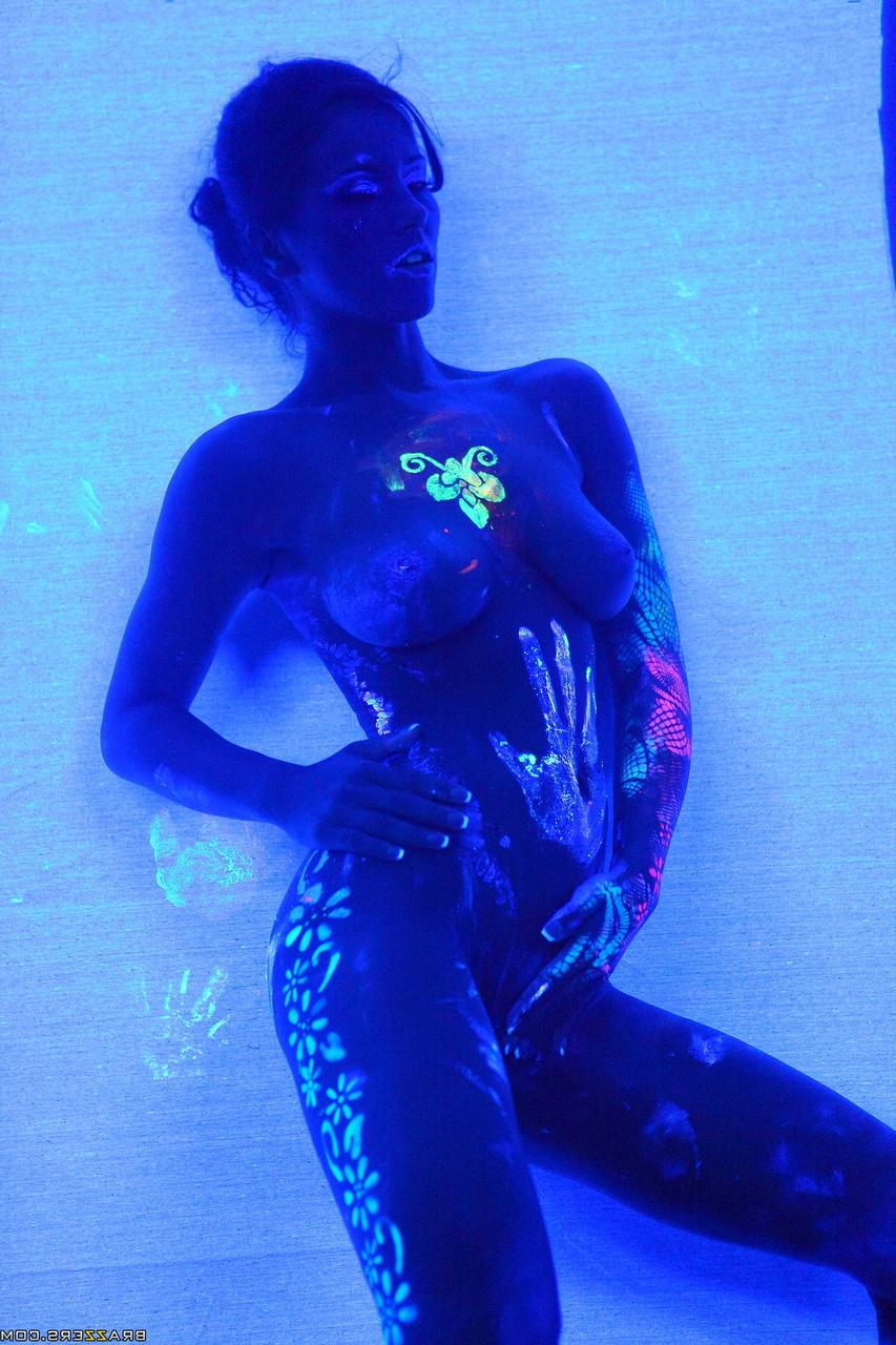 20P Das heiße Solo-Girl Angel Dark posiert nackt und mit Körperbemalung in einem dunklen Raum